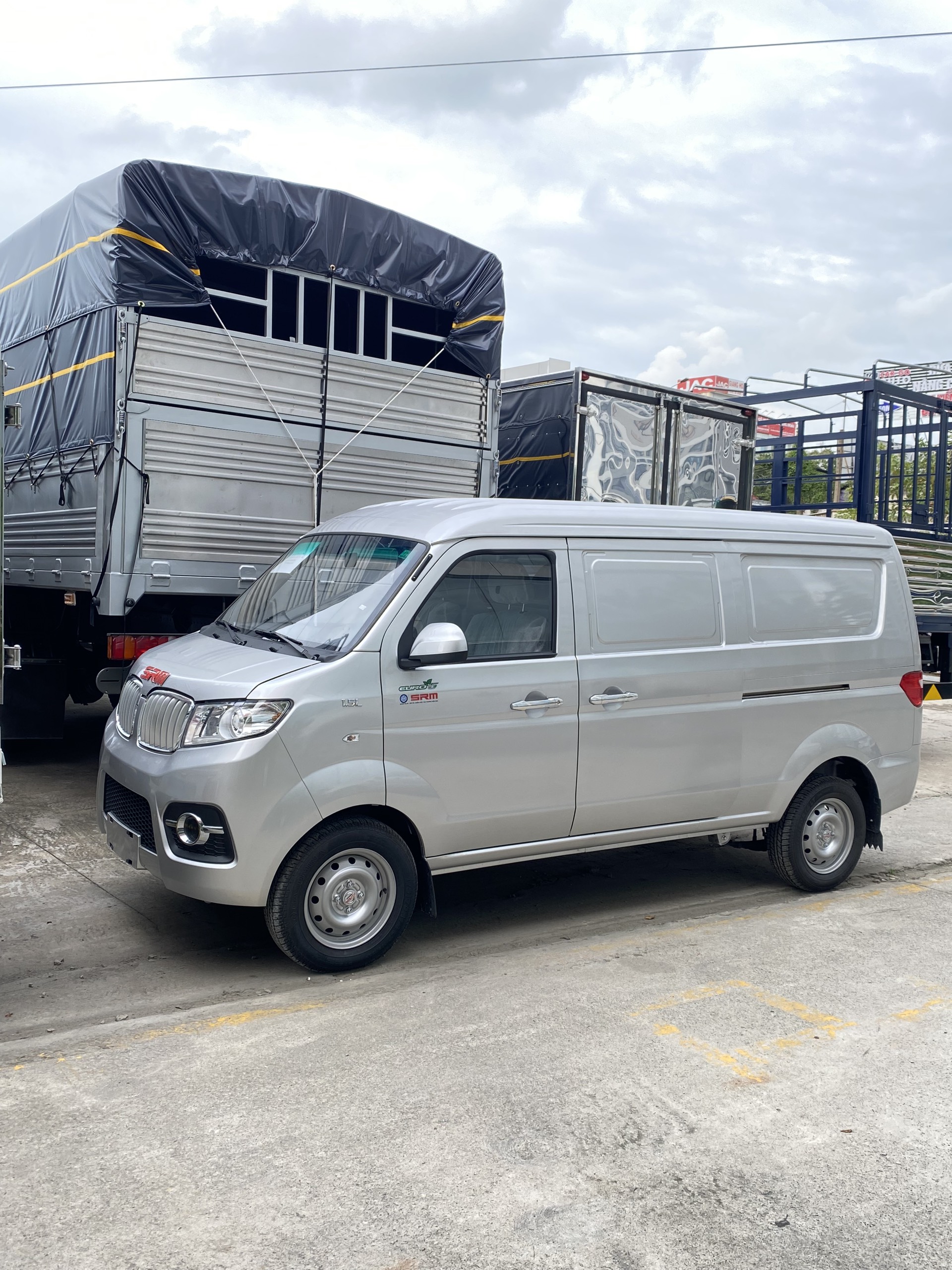 Xe Tải Van SRM 2 chỗ dùng công nghệ của Ý bền bỉ, tiết kiệm nhiên liệu